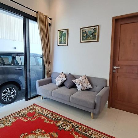 Family Homestay Near Malioboro Yogyakarta Exterior photo