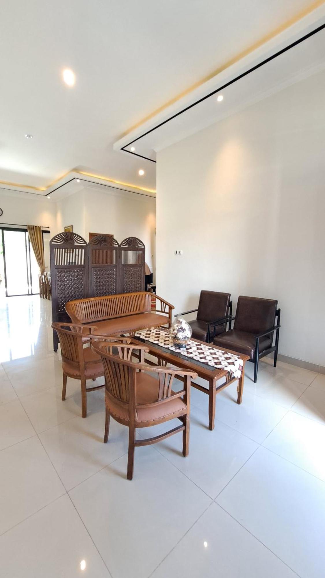 Family Homestay Near Malioboro Yogyakarta Exterior photo